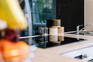 Fridge, microwave, oven, stovetop - Cosy Josephine Court (Reading)