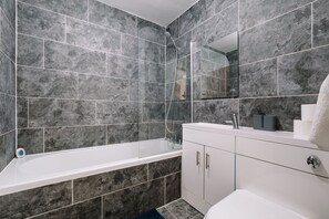 Combined shower/bathtub, towels, toilet paper - Cosy Josephine Court (Reading)