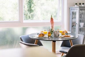 Dining - Cosy Josephine Court (Reading)