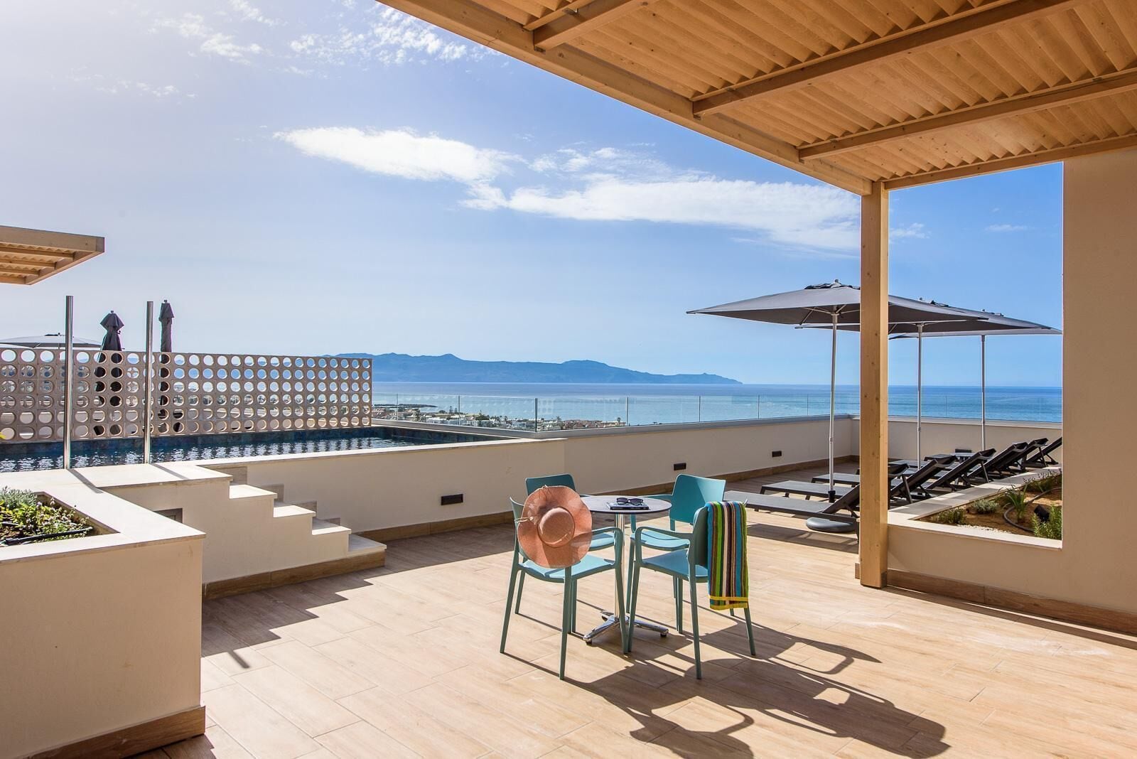 Soundproofing, free WiFi, bed sheets