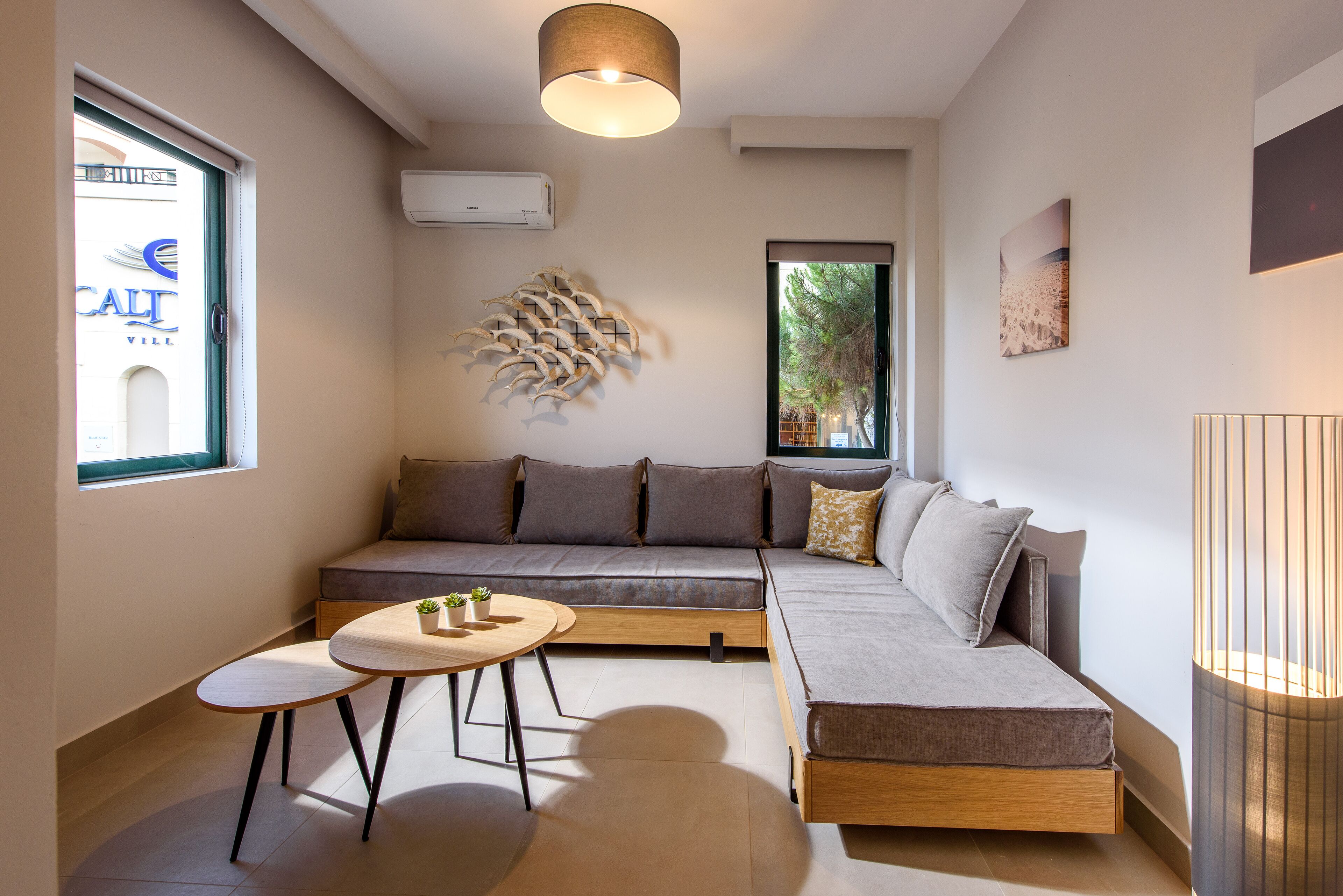 Ein modernes Wohnzimmer mit einer Couch, einem kleinen Tisch und einer Lampe.