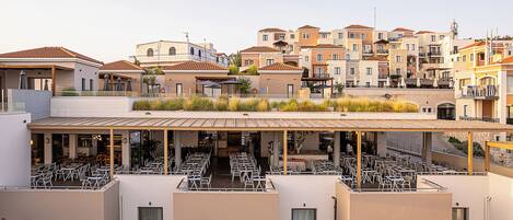 Una terraza en la azotea con mobiliario exterior y vistas de los edificios circundantes.
