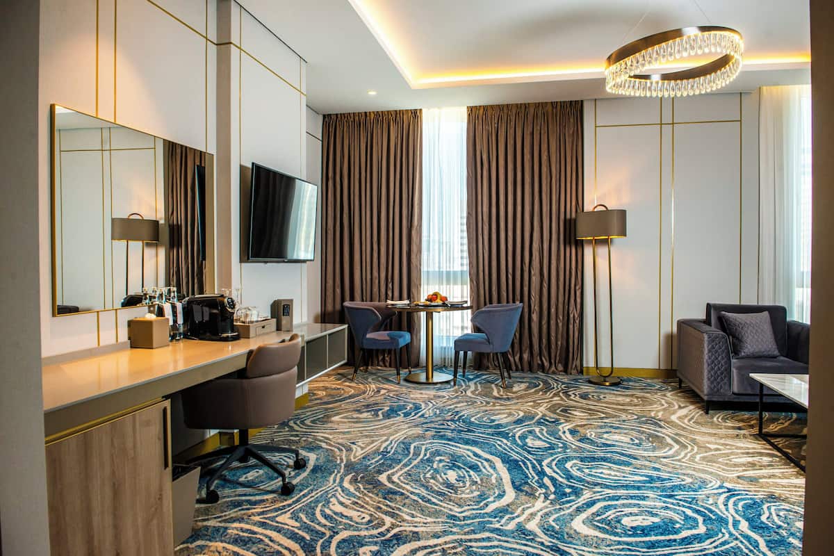 Executive-suite - 1 kingsize-seng - adgang til Club-lounge | Allergivenligt sengetøj, minibar, pengeskab på værelset, lydisolering