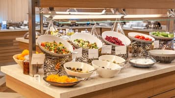Frukostbuffé varje dag (AZN 41.30 per person)
