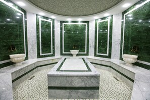Turkkilainen sauna, hierontapalveluita