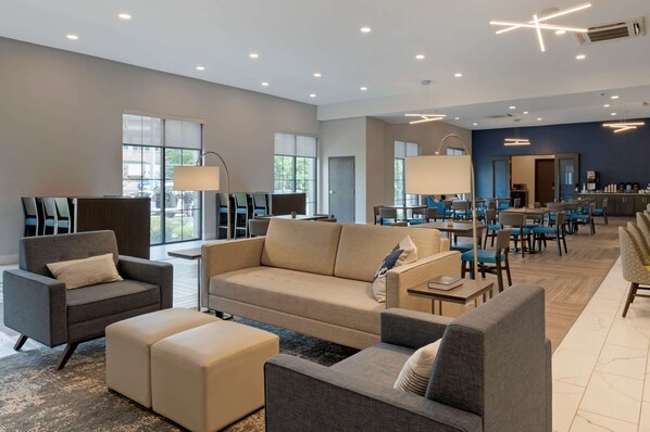 Lobby - MainStay Suites Cincinnati University - Uptown (Cincinnati)