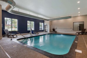 Indoor pool, pool loungers - MainStay Suites Cincinnati University - Uptown (Cincinnati)