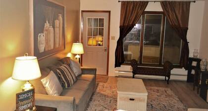 Arhaus 2 : experience a chic and inviting accommodation in Grand Forks.