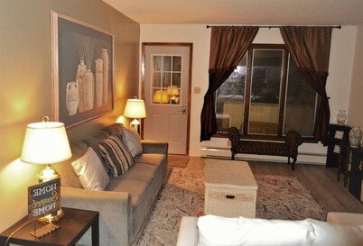 Arhaus 2 : experience a chic and inviting accommodation in Grand Forks. 