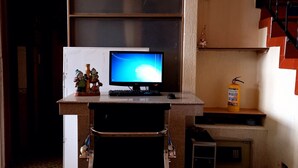컴포트룸, 더블침대 1개 | 거실 공간 | 위성 채널 시청이 가능한 32인치 평면 TV, TV