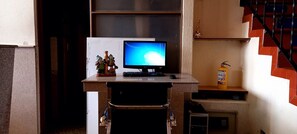 Quarto conforto, 1 cama de casal | Área de estar | TV de tela plana 32 polegadas com canais via satélite, TV