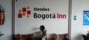 Lobby sitting area - Hotel Turisticas 63 (Bogotá)