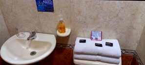 Comfort Room, 1 Double Bed | Bathroom | Shower, free toiletries, soap, shampoo - Hotel Turisticas 63 (Bogotá)
