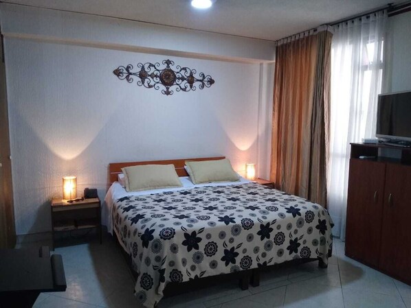 Quarto conforto, 1 cama de casal | Cofres nos quartos, cortinas blackout, quartos à prova de som