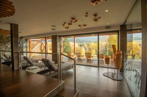 Banheira de hidromassagem, sauna a vapor, massagens desportivas
