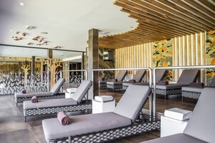 Banheira de hidromassagem, sauna a vapor, massagens desportivas