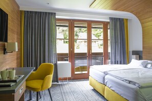 高级双人房 | 客房内保险箱、遮光窗帘、免费 WiFi、床单