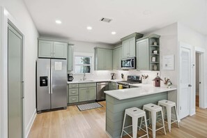 Réfrigérateur, four à micro-ondes, un four, surface de cuisson