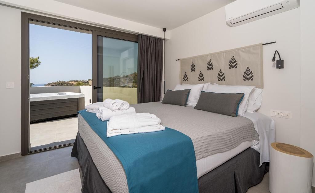 Suite Grand, bañera de hidromasaje, vistas al mar | Ropa de cama de alta calidad, caja fuerte, decoración individual