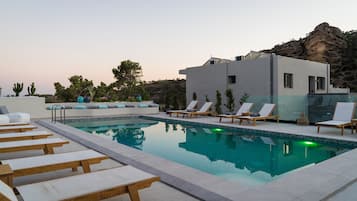 Framhlið gististaðar – að kvöld-/næturlagi