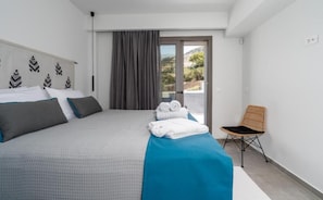 Ropa de cama de alta calidad y caja de seguridad en la habitación 