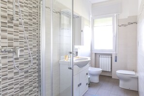 Douche, sèche-cheveux, bidet, serviettes fournies