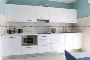 Réfrigérateur, micro-ondes, plaque de cuisson, lave-vaisselle