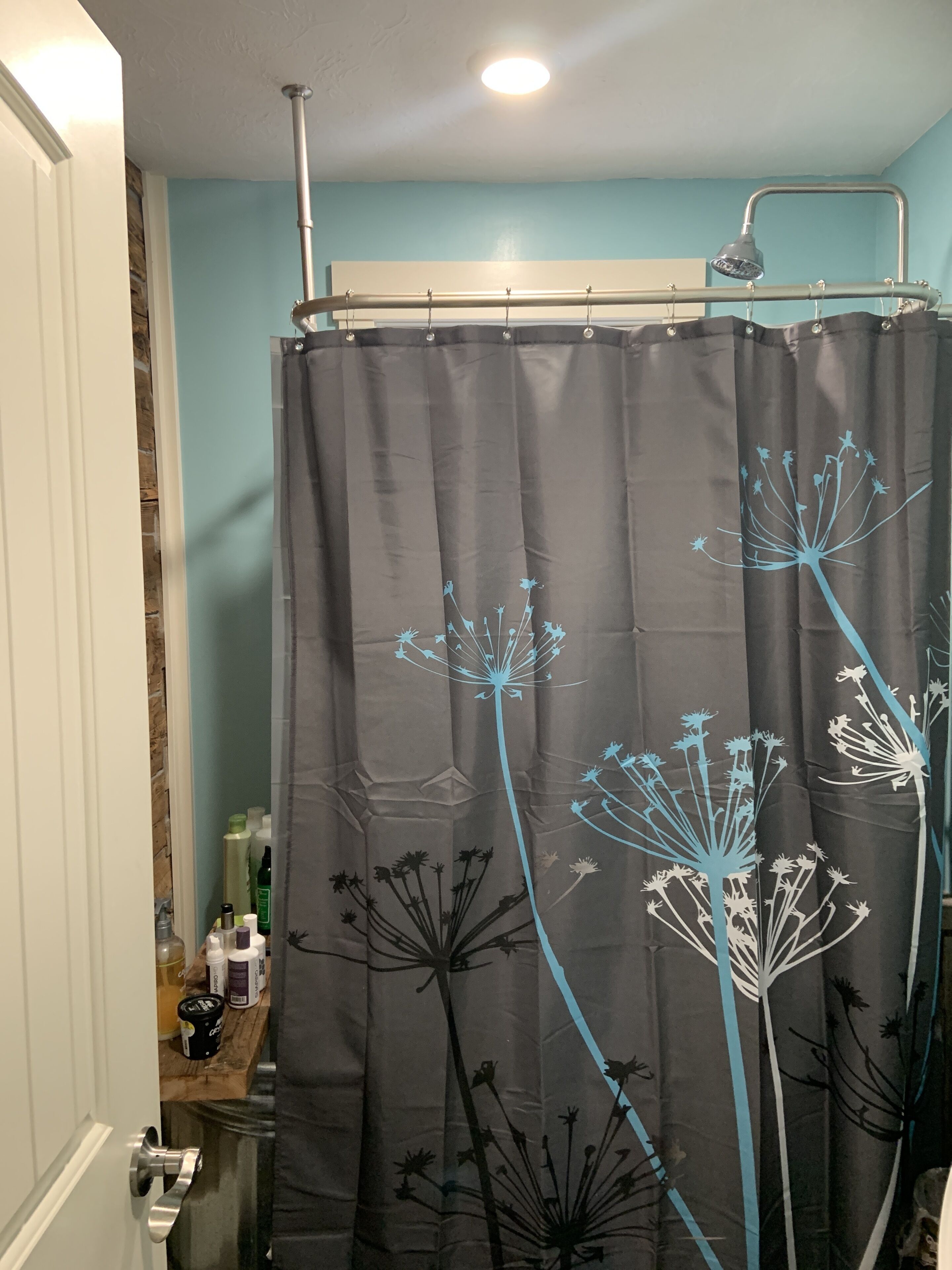 وحدات دش مع أحواض استحمام، مجففات شعر، مناشف، صابون