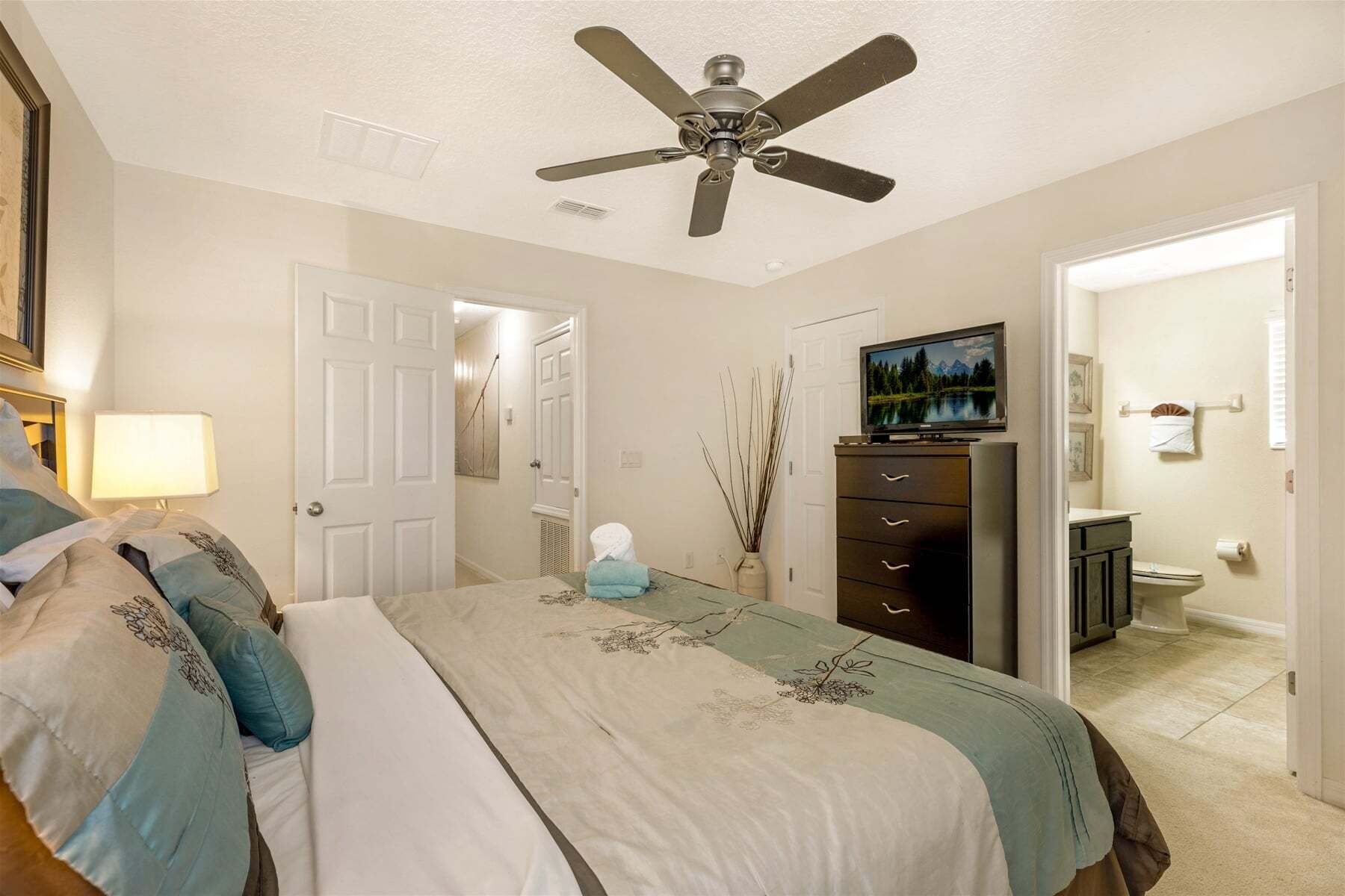 4 bedrooms, iron/ironing board, free WiFi, bed sheets