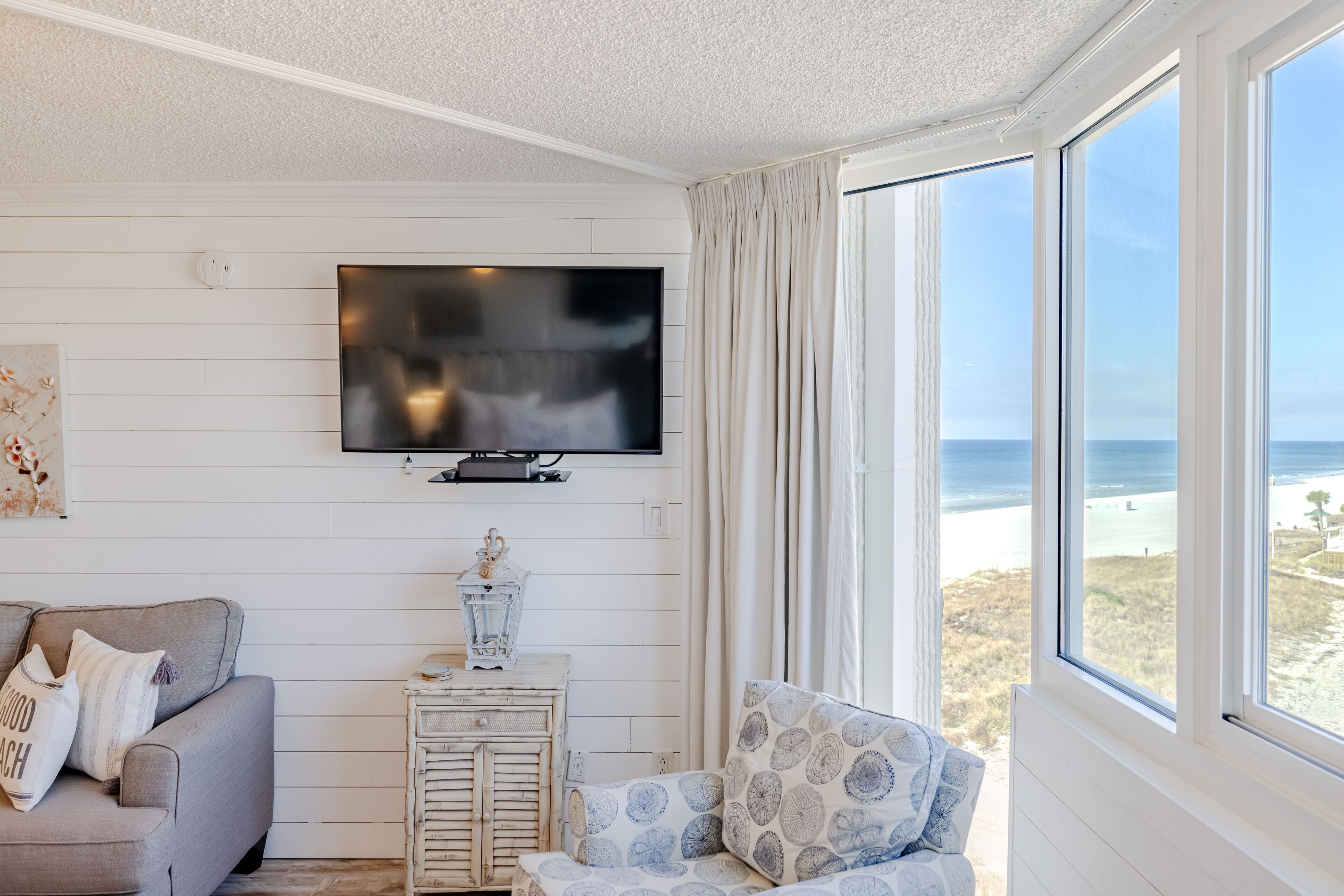 Una Smart TV, Netflix, una mesa de tenis de mesa, servicios de streaming