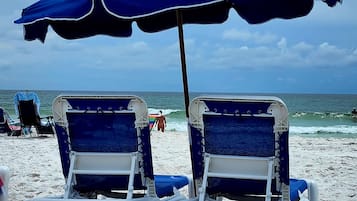 En la playa y camastros