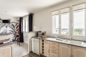 Réfrigérateur, micro-ondes, four, lave-vaisselle