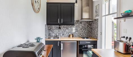 Fridge, microwave, oven, coffee/tea maker