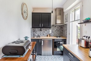 Kylskåp, mikrovågsugn, ugn och kaffe- och tebryggare