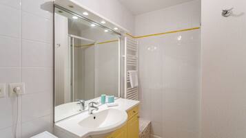 SĂšche-cheveux, serviettes fournies