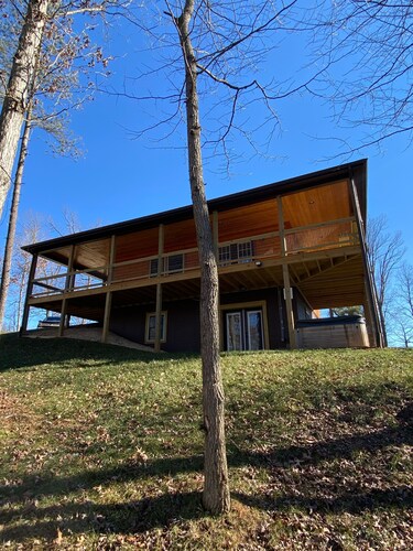 Relax in our secluded hot tub overlooking the pond with a glass of wine in Luray