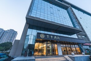 View from property - Ji Hotel(shanghai Hongqiao Trans Hub Xujing Branch (Shanghai)
