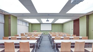 A conference room with tables and chairs, a projector screen, and a large window. - Ji Hotel(shanghai Hongqiao Trans Hub Xujing Branch (Shanghai)