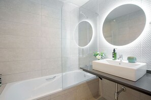 Baignoire, sĂšche-cheveux, serviettes fournies