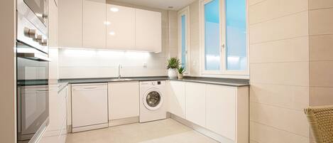 Fridge, oven, dishwasher, coffee/tea maker