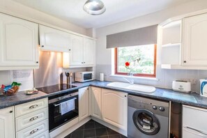 Fridge, microwave, oven, stovetop - Mycosy 605, 1 BR Apartment, Great Location - Paisley (Paisley)