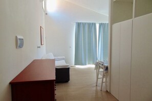 1 bedroom, bed sheets