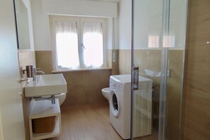 Dusche, Bidet, Handtücher