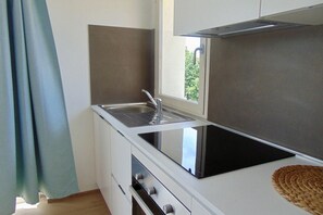 Fridge, oven - RS306 - Marcelli, studio apartment facing the sea (Marcelli)
