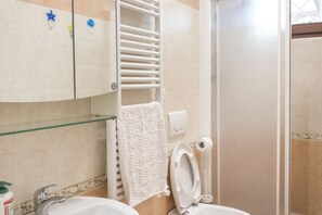 Shower, bidet, towels - M273 - Marcelli, new three-room apartment with garden (Marcelli)