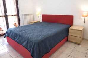 2 bedrooms, bed sheets - M273 - Marcelli, new three-room apartment with garden (Marcelli)