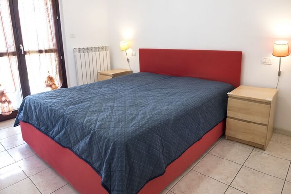 2 bedrooms, bed sheets