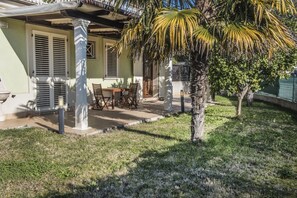 Outdoor dining - M273 - Marcelli, new three-room apartment with garden (Marcelli)