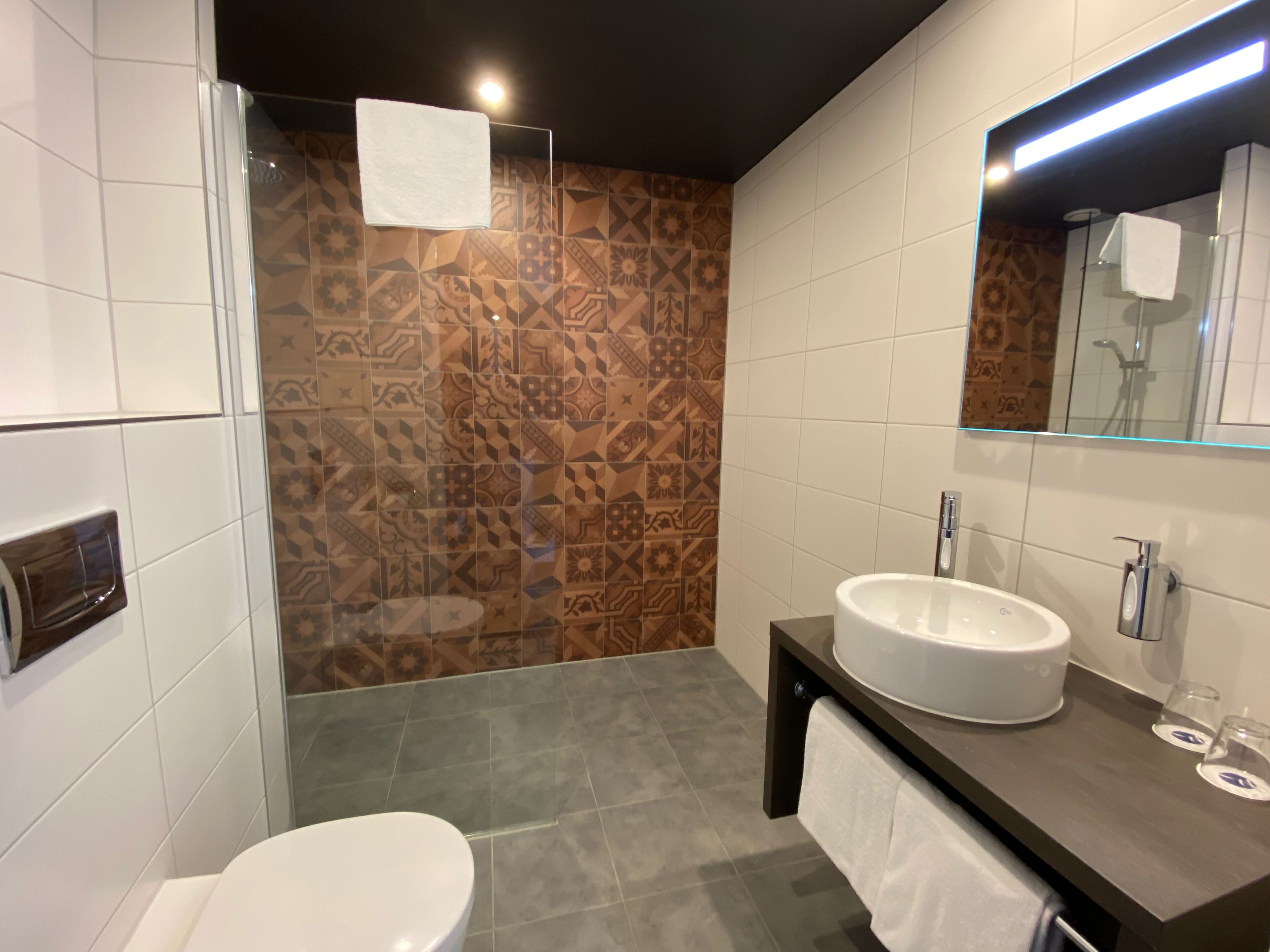 eco-friendly toiletries, towels