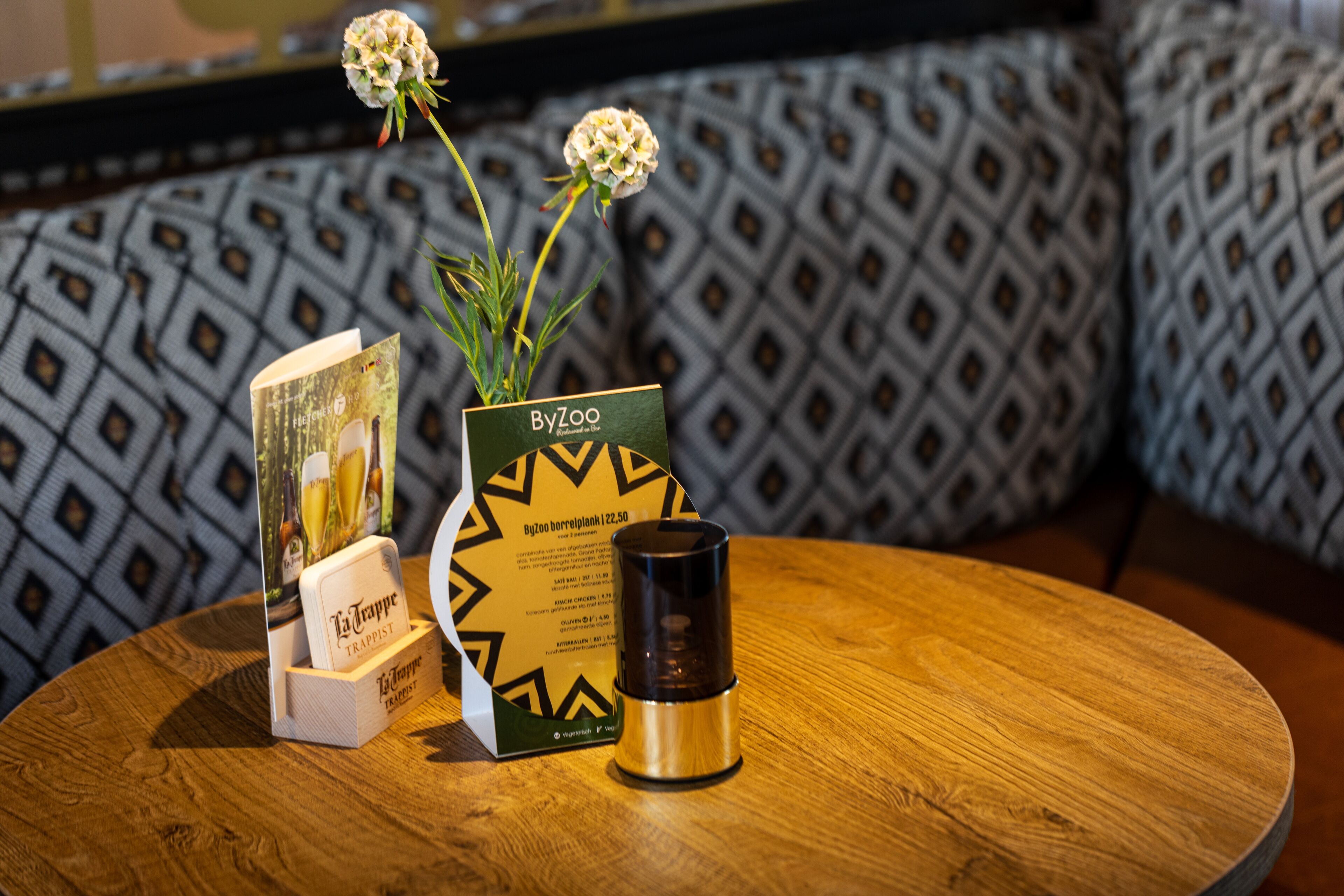 breakfast, lunch, dinner served; international cuisine